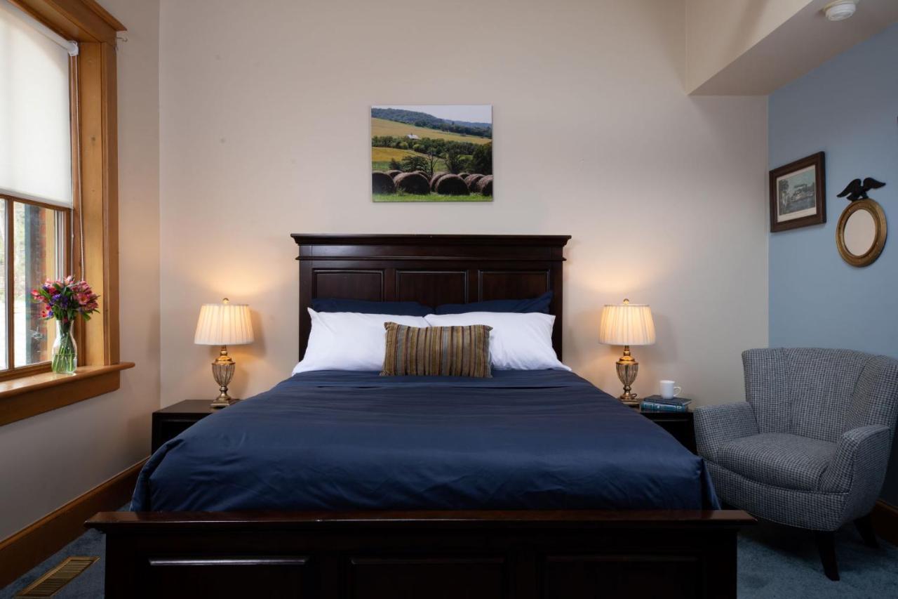 Riverboat Bed & Breakfast *
